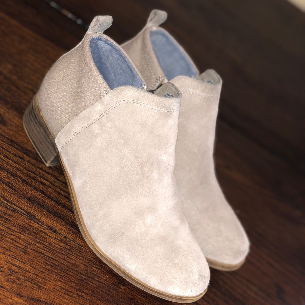 Tom’s Deia Booties Desert Taupe Suede, EUC Size 6